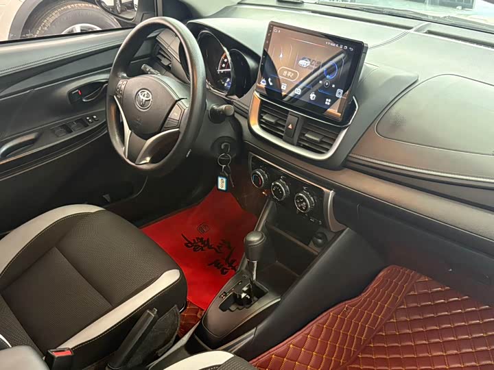 Фото 13 - Toyota Yaris L Hatchback