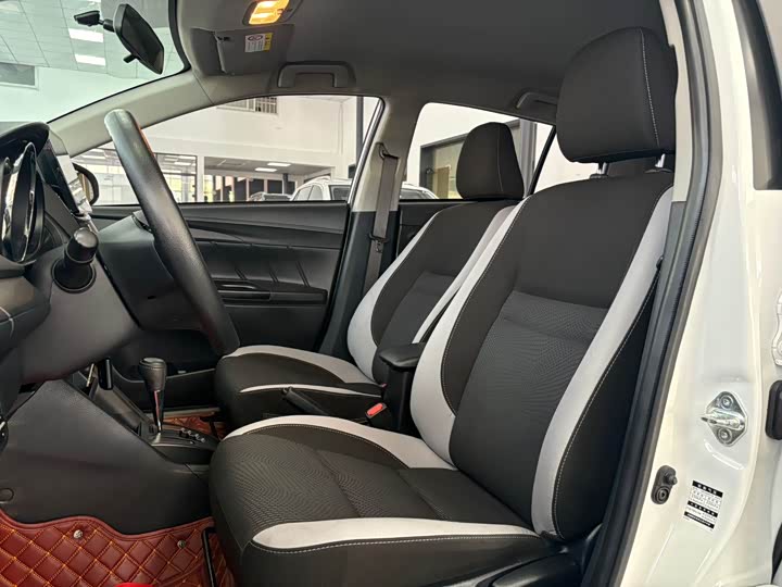 Фото 6 - Toyota Yaris L Hatchback