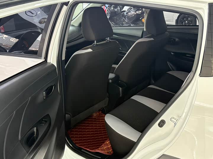 Фото 7 - Toyota Yaris L Hatchback