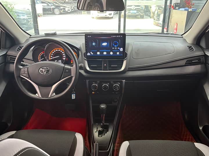 Фото 8 - Toyota Yaris L Hatchback