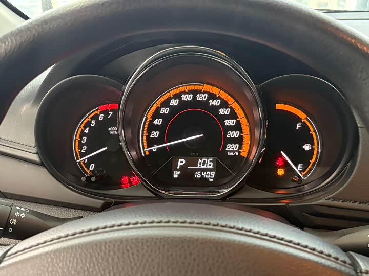 Фото 9 - Toyota Yaris L Hatchback