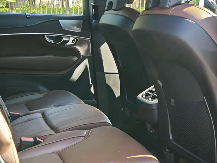 Фото 10 - Volvo XC90