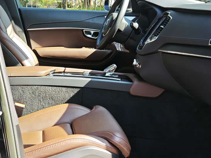 Фото 9 - Volvo XC90