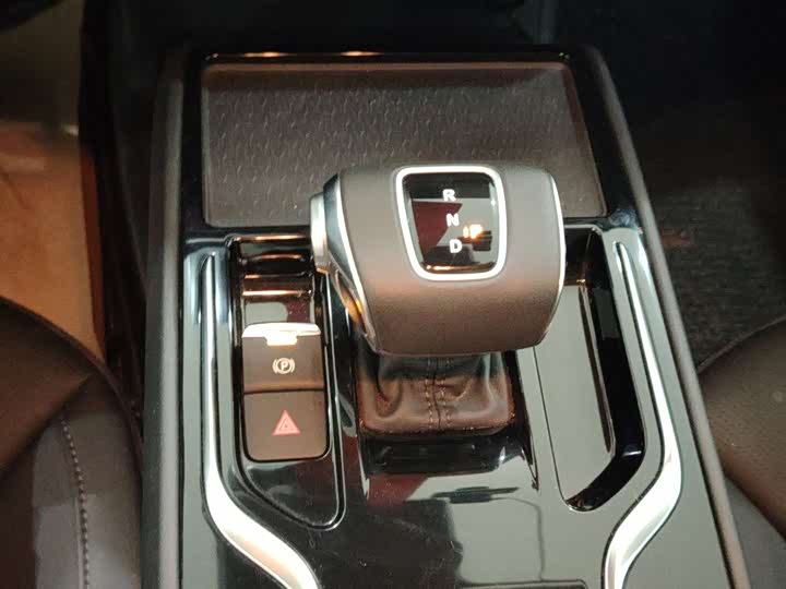 Фото 14 - Hongqi E-QM5