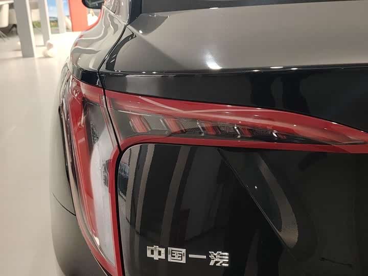 Фото 6 - Hongqi E-QM5