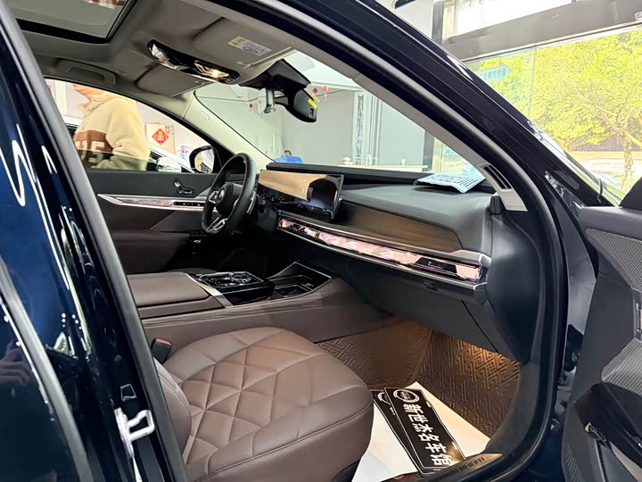 Фото 10 - BMW 7 Series