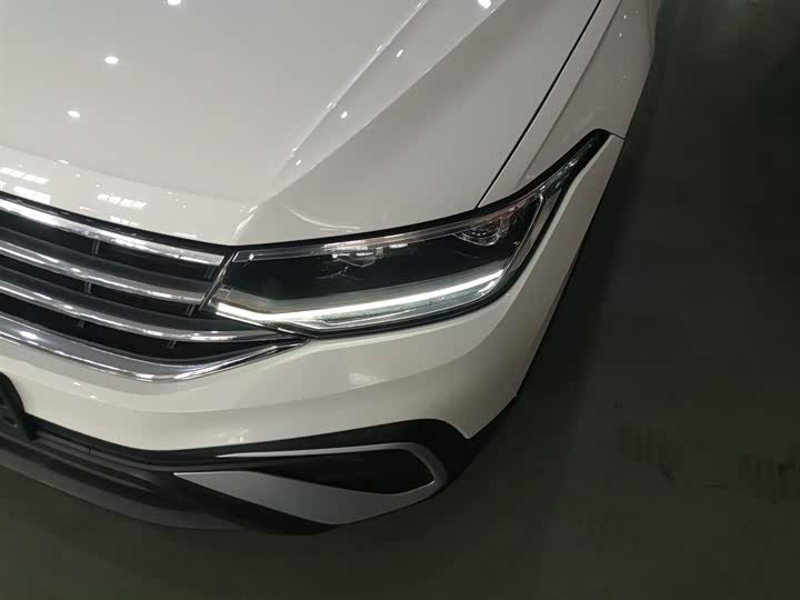 Фото 24 - Volkswagen Tiguan L Pro