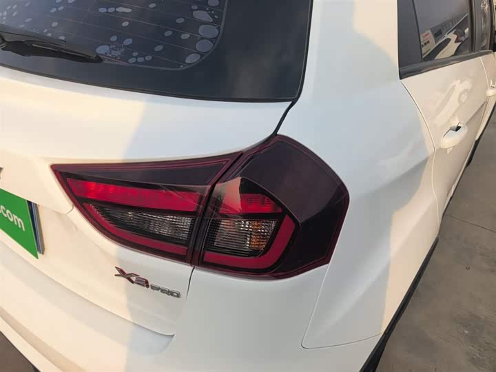 Фото 8 - Geely Vision X3