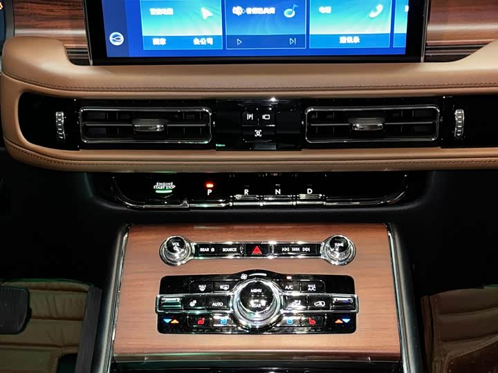 Фото 10 - Lincoln Aviator