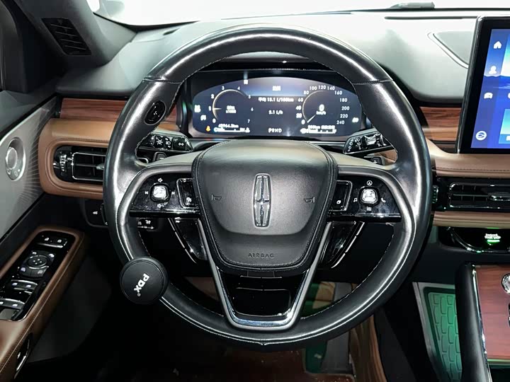 Фото 11 - Lincoln Aviator