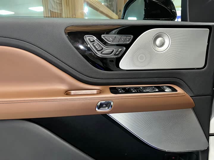 Фото 12 - Lincoln Aviator