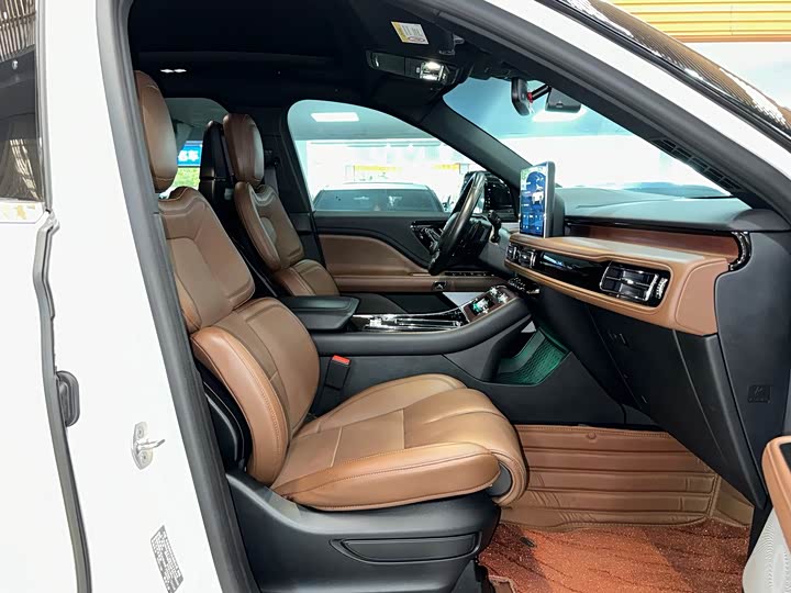 Фото 13 - Lincoln Aviator