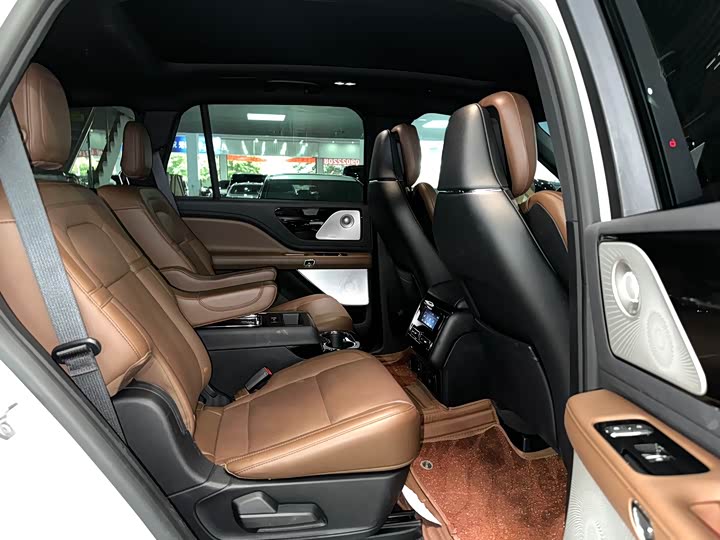 Фото 14 - Lincoln Aviator