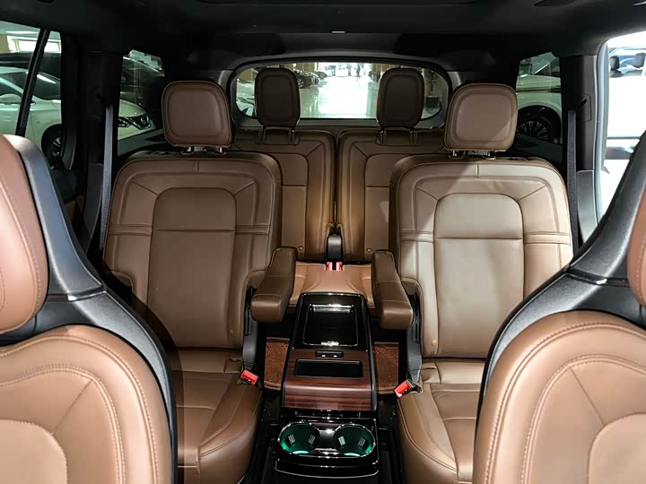 Фото 15 - Lincoln Aviator