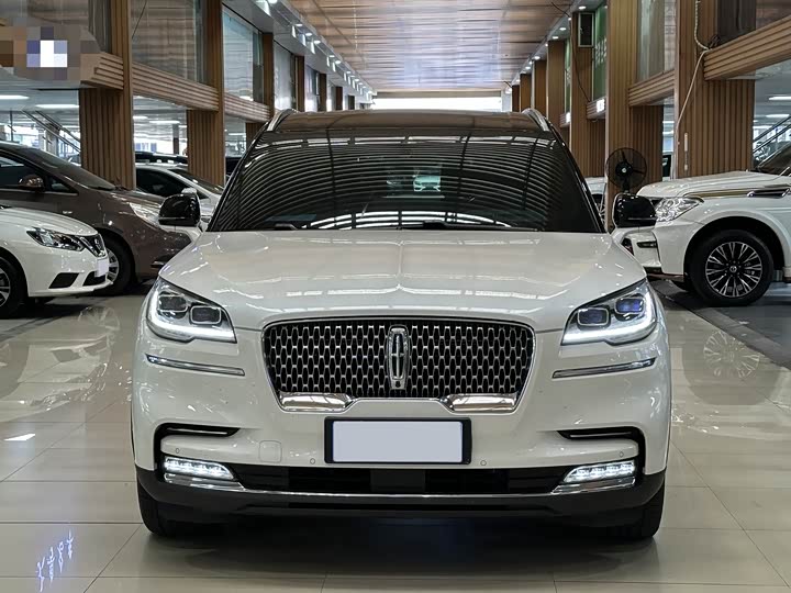 Фото 2 - Lincoln Aviator