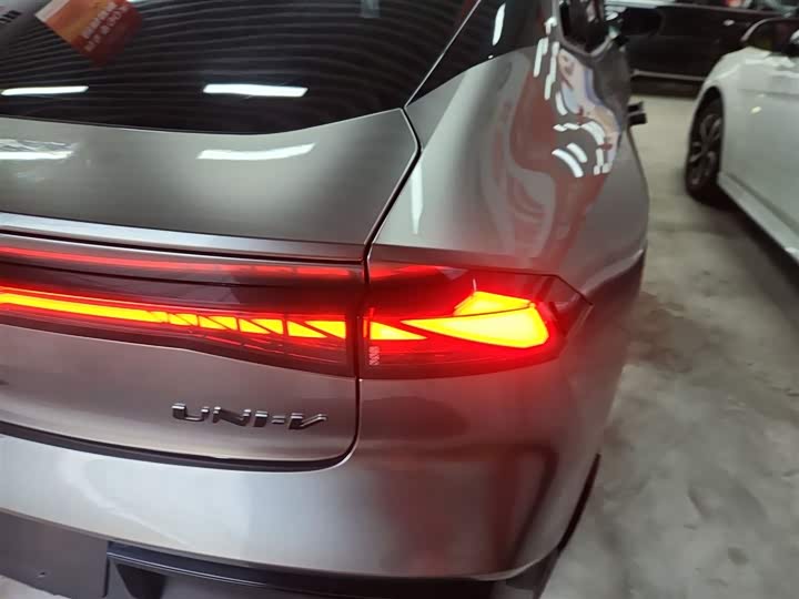 Фото 8 - Changan UNI-V