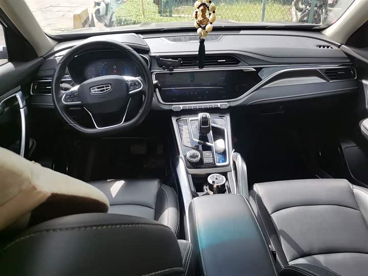 Фото 13 - Geely Atlas