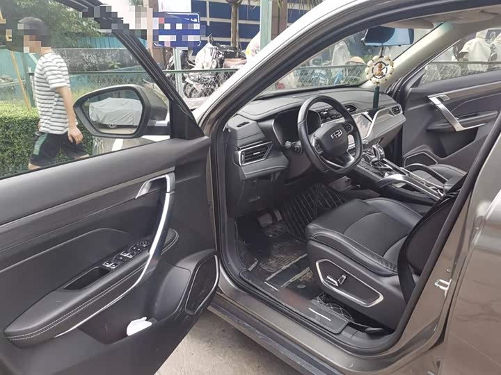 Фото 14 - Geely Atlas