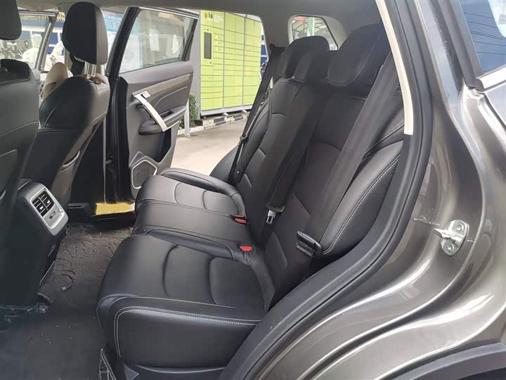 Фото 15 - Geely Atlas