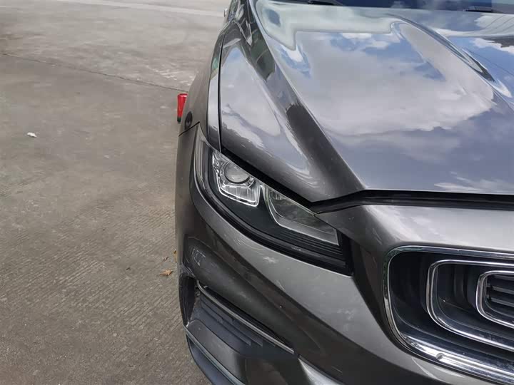 Фото 30 - Geely Atlas