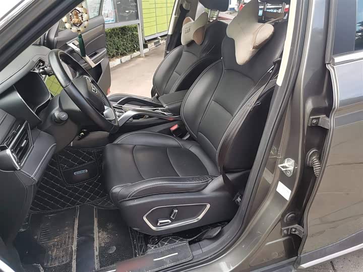 Фото 8 - Geely Atlas