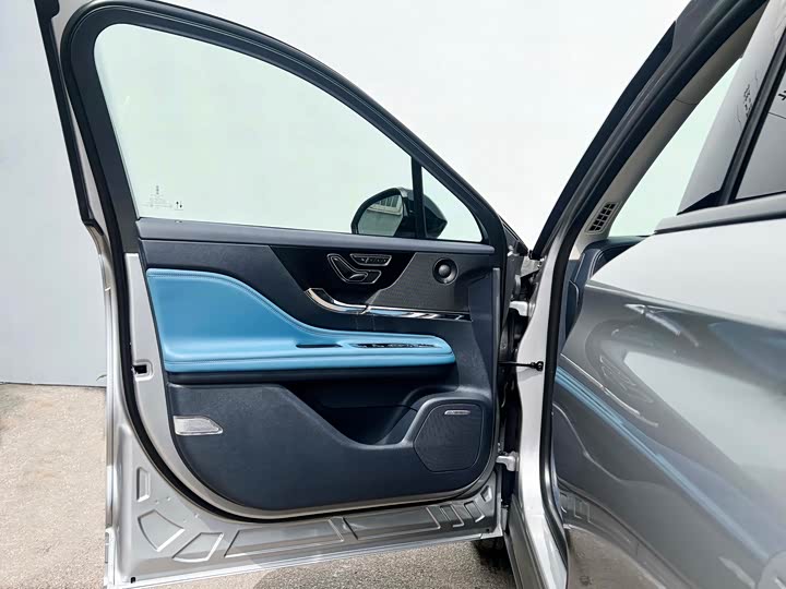 Фото 12 - Lincoln Corsair