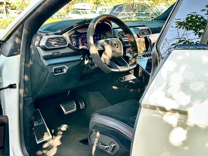 Фото 10 - Lamborghini Urus