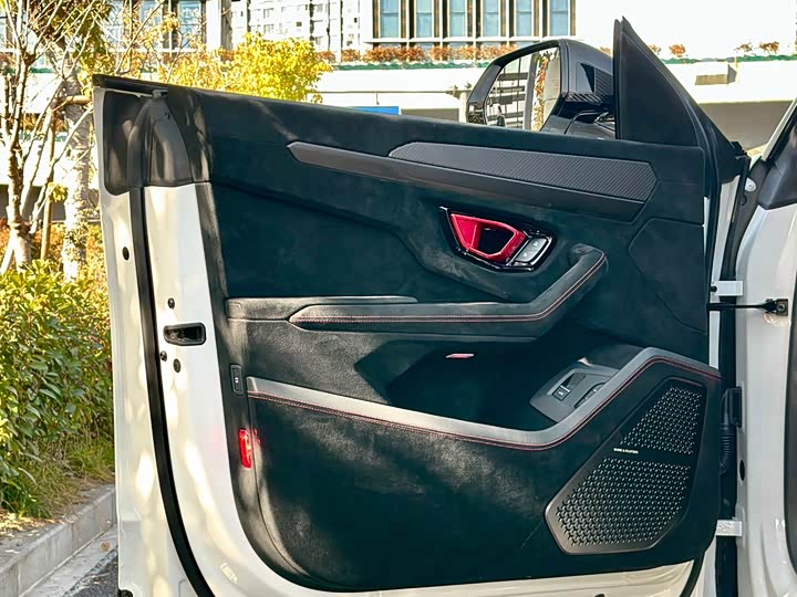 Фото 11 - Lamborghini Urus