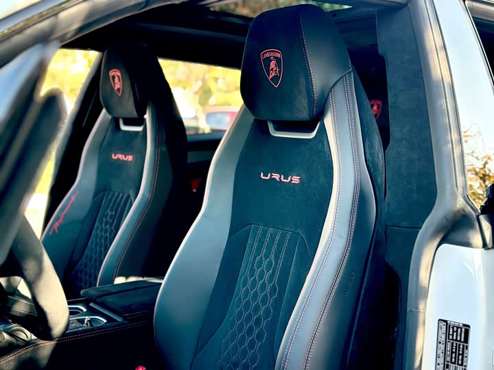 Фото 12 - Lamborghini Urus