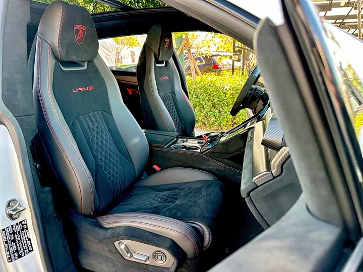 Фото 15 - Lamborghini Urus