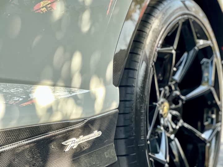 Фото 28 - Lamborghini Urus
