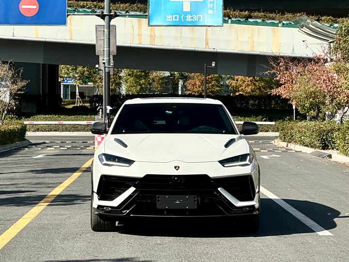 Фото 3 - Lamborghini Urus