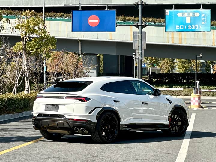 Фото 8 - Lamborghini Urus