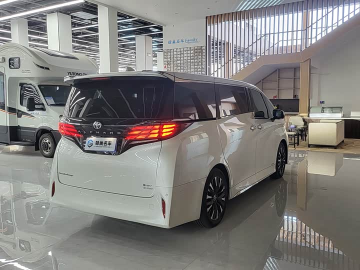 Фото 9 - Toyota Alphard