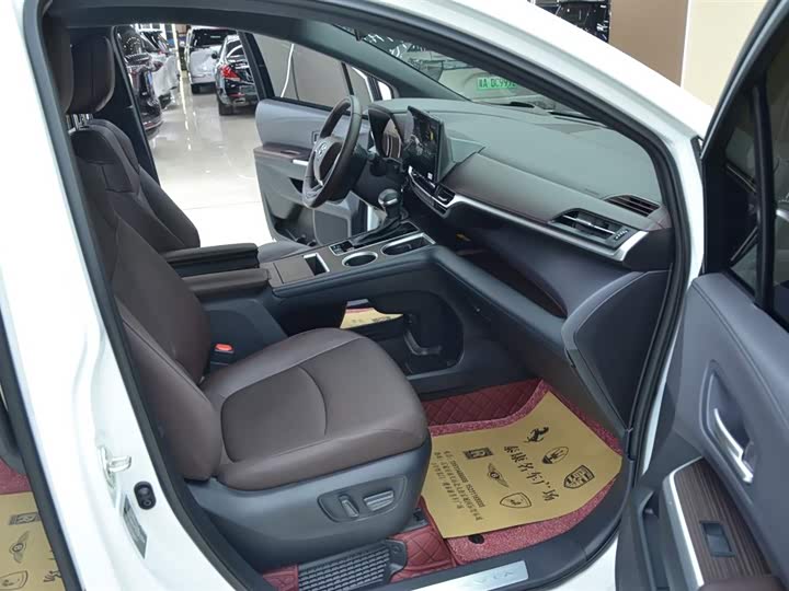 Фото 14 - Toyota Granvia