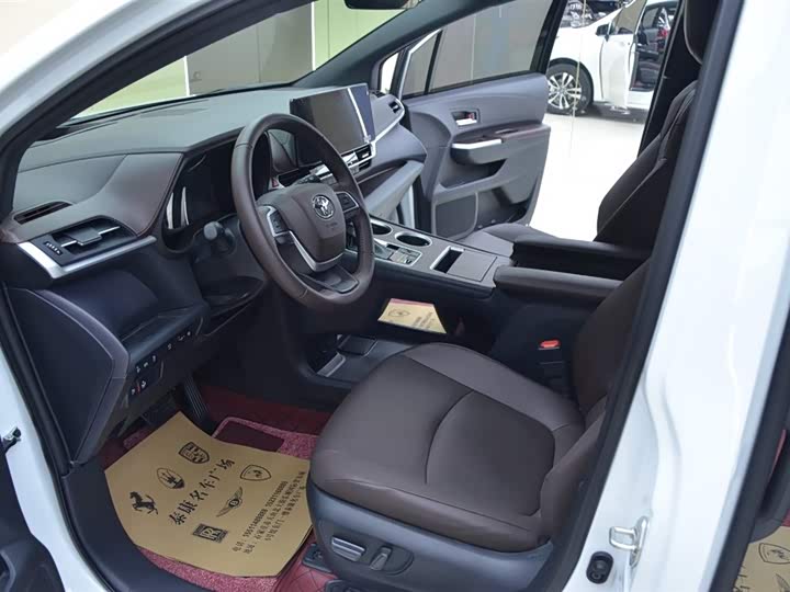 Фото 4 - Toyota Granvia