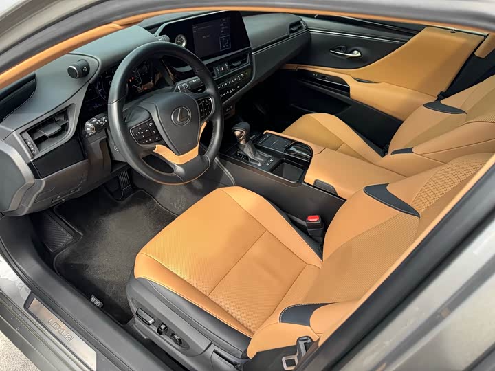 Фото 10 - Lexus ES