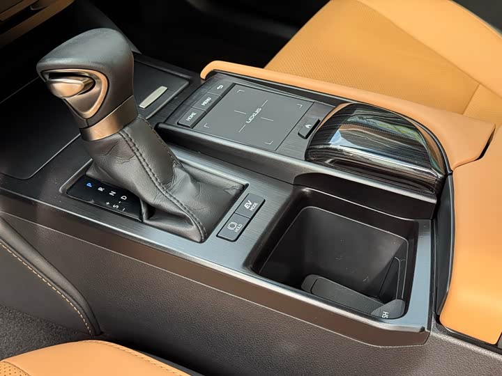 Фото 13 - Lexus ES