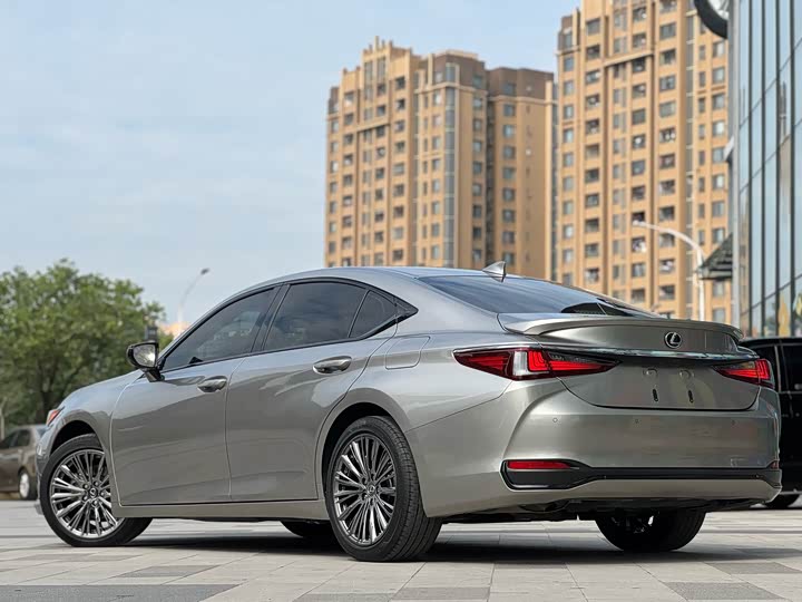 Фото 4 - Lexus ES