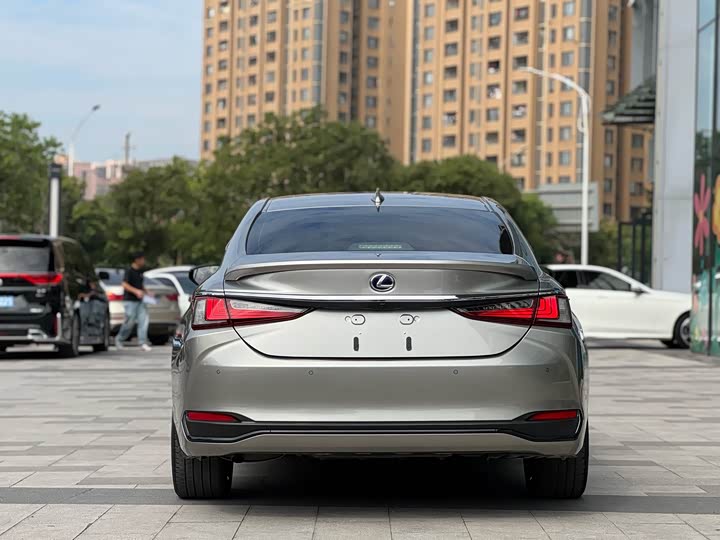 Фото 5 - Lexus ES