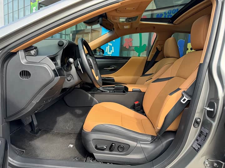 Фото 7 - Lexus ES