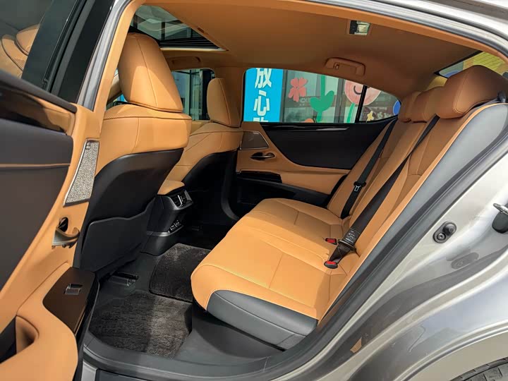 Фото 9 - Lexus ES