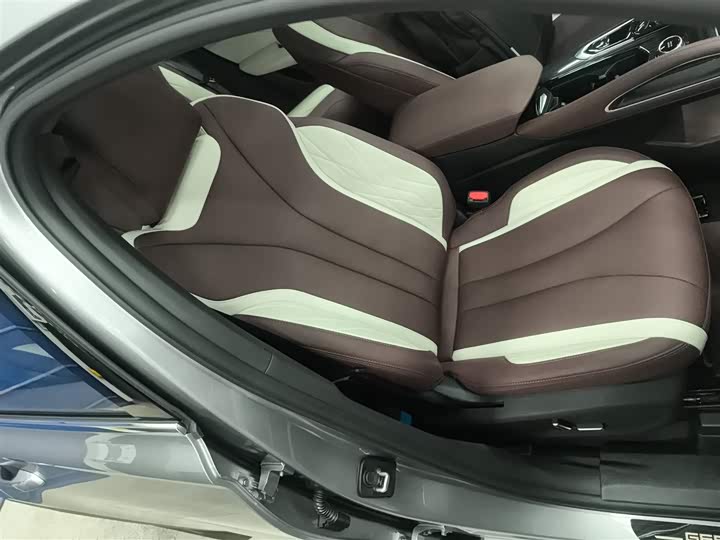 Фото 25 - Geely Monjaro