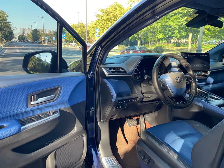 Фото 7 - Toyota Sienna