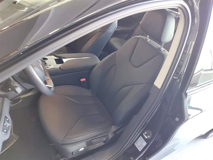 Фото 15 - Hongqi E-QM5