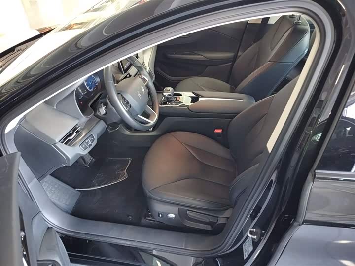 Фото 16 - Hongqi E-QM5