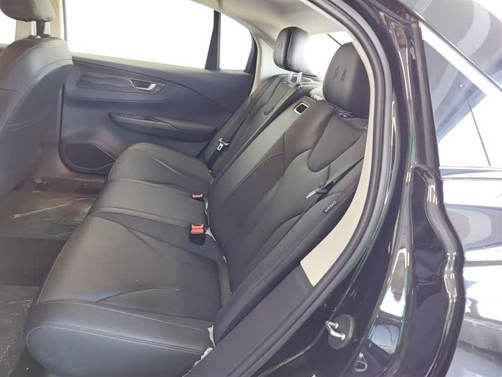 Фото 17 - Hongqi E-QM5