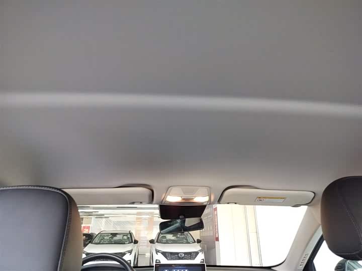 Фото 18 - Hongqi E-QM5