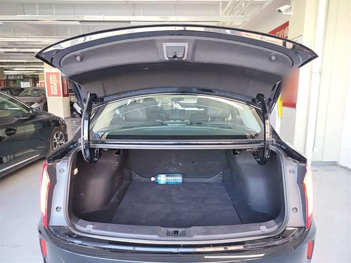 Фото 19 - Hongqi E-QM5