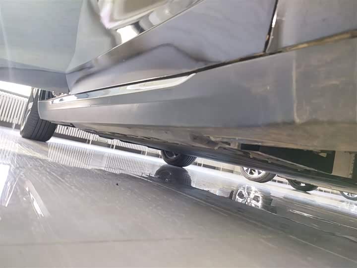 Фото 21 - Hongqi E-QM5